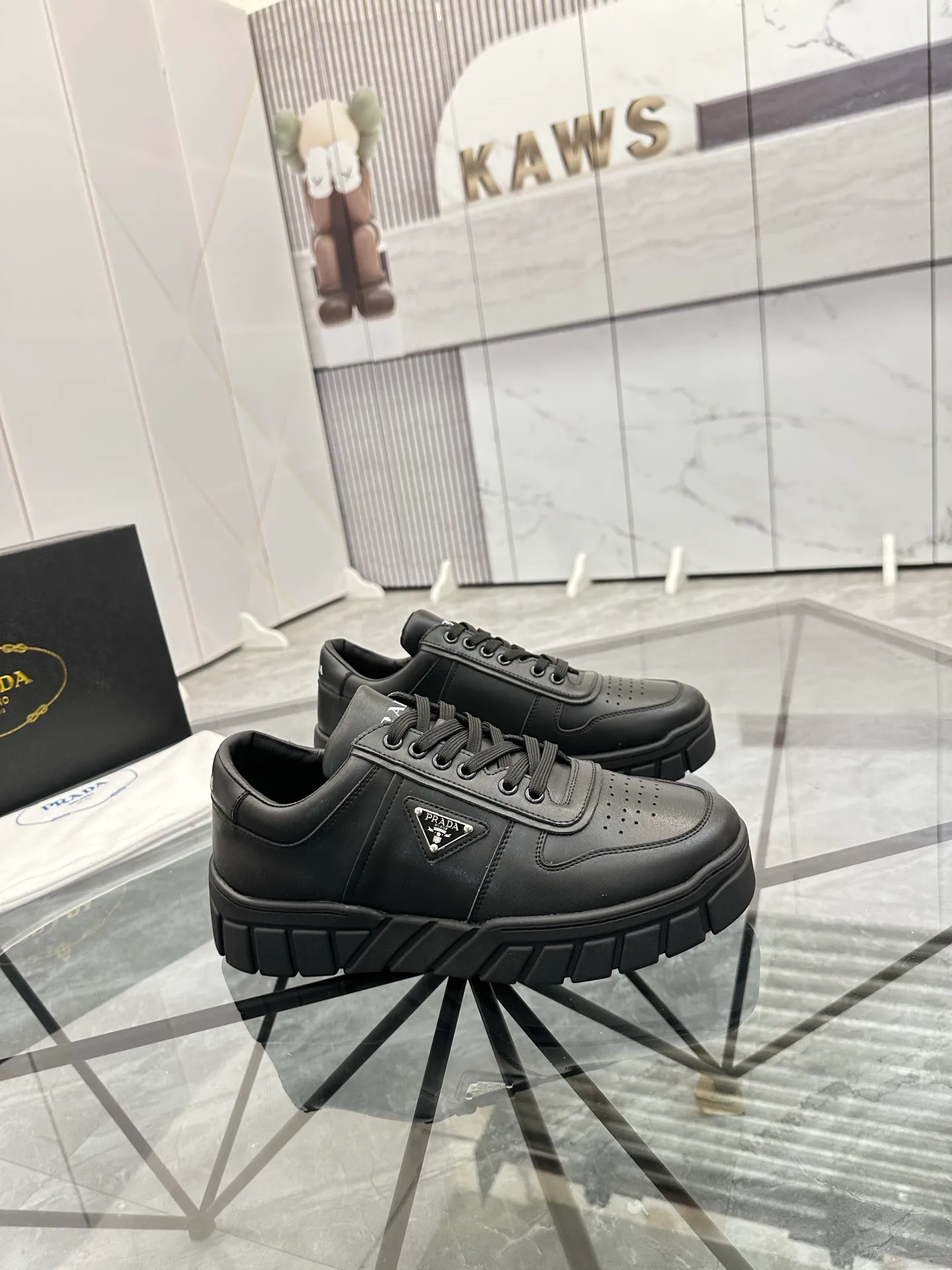 Men's shoes: 💰P420¥ Product trademark: Prada *"Prada*" low-top casual shoes Regular size: 38-44 (can be customized to 45) Product materials: imported cowhide upper, sheepskin lining, original outsole. Number: 020